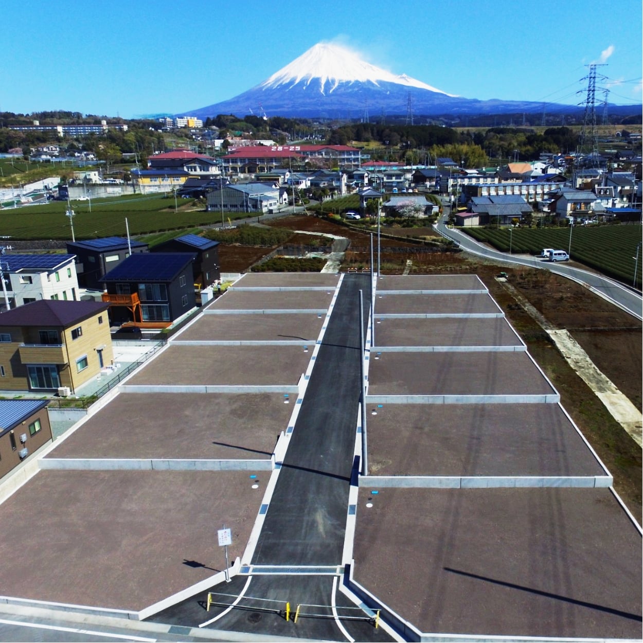 整備された土地と背景に富士山が見える風景